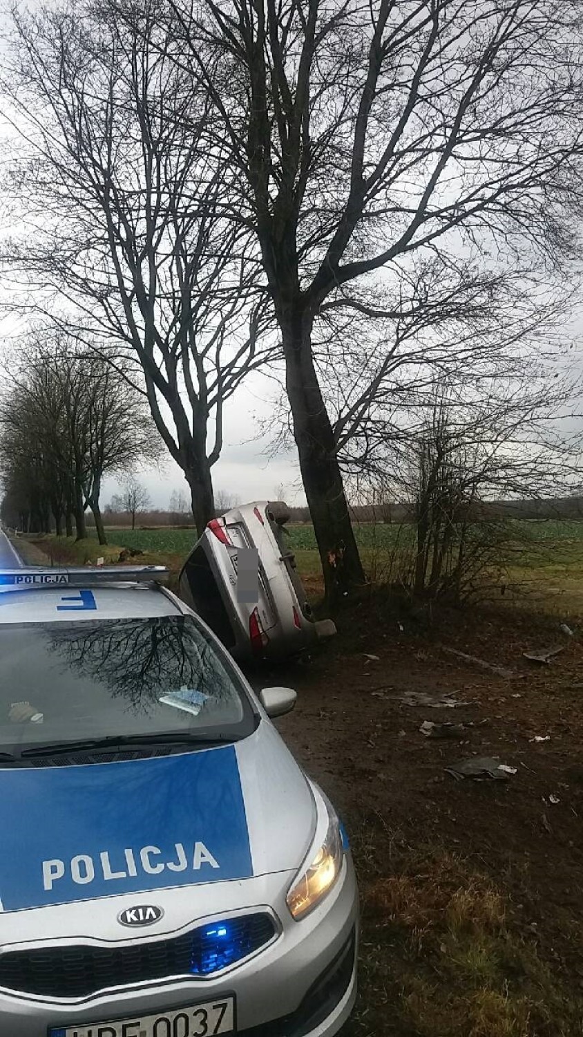 Wypadek na DK 42 w miejscowości Granice. Samochód wjechał do rowu, ranny kierowca