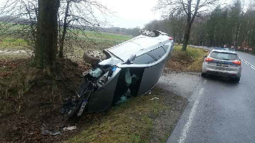 Wypadek na DK 42 w miejscowości Granice. Samochód wjechał do rowu, ranny kierowca