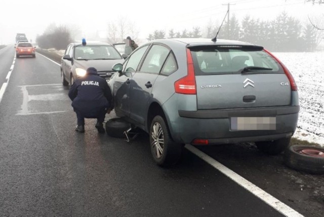 14 grudnia około godz. 12, przejeżdżając drogą krajową nr 15, policjanci "patrolówki" zauważyli na łuku drogi w miejscu niebezpiecznym stojący samochód, w którym młoda kobieta próbowała zmienić koło