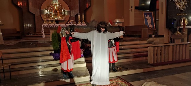 Międzyparafialna Droga Krzyżowa dla dzieci i młodzieży w parafii św. Maksymiliana w Zduńskiej Woli