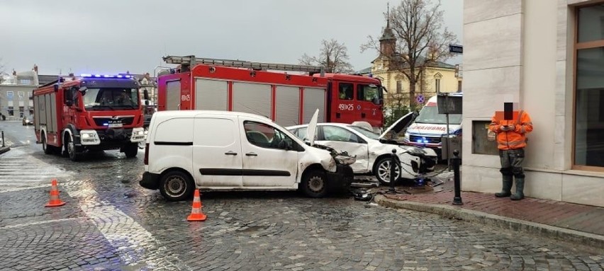 Nowy Targ. Zderzenie dwóch samochodów na Rynku. Jedna osoba została przewieziona do szpitala 