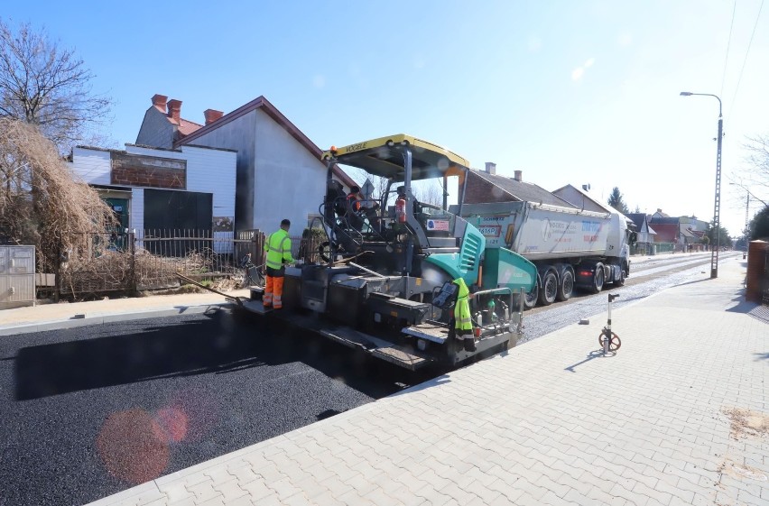 Kładą asfalt na ulicy Białej w Radomiu, to ostatni etap prac na tym odcinku remontowanej ulicy