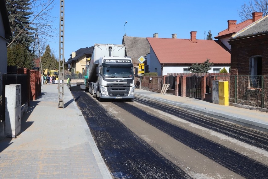Kładą asfalt na ulicy Białej w Radomiu, to ostatni etap prac na tym odcinku remontowanej ulicy
