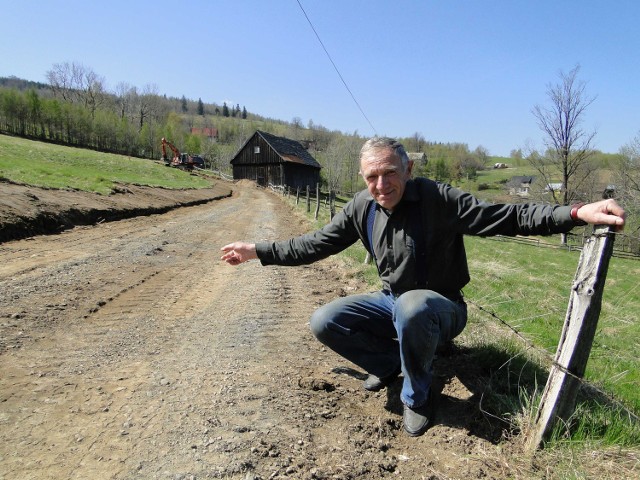 Sołtys Kotliny, Bronisław Maciejkowicz, cieszy się że będzie miał we wsi nową drogę.