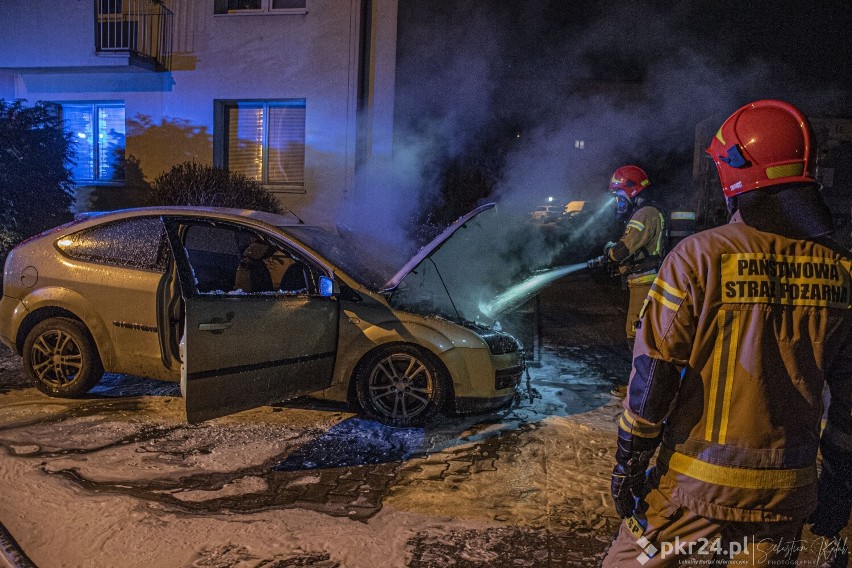 Nocny pożar samochodu na osiedlu przy ul. Kobylińskiej [ZDJĘCIA]