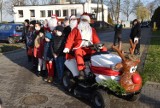 Objazdowy Mikołaj odwiedził dzieci i rozdał im prezenty