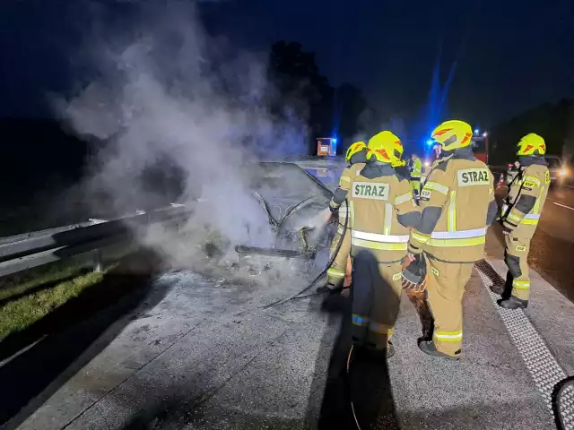 Do pożaru samochodu doszło na 85 kilometrze autostrady A2 w powiecie międzyrzeckim.