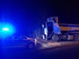 W Dankowicach ciężarówka z ładunkiem uderzyła w drzewo