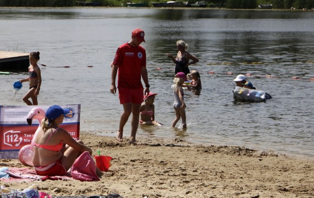 Kąpielisko strzeżone przy plaży w Tarpnie czynne jest do końca sierpnia w godzinach 10-19.