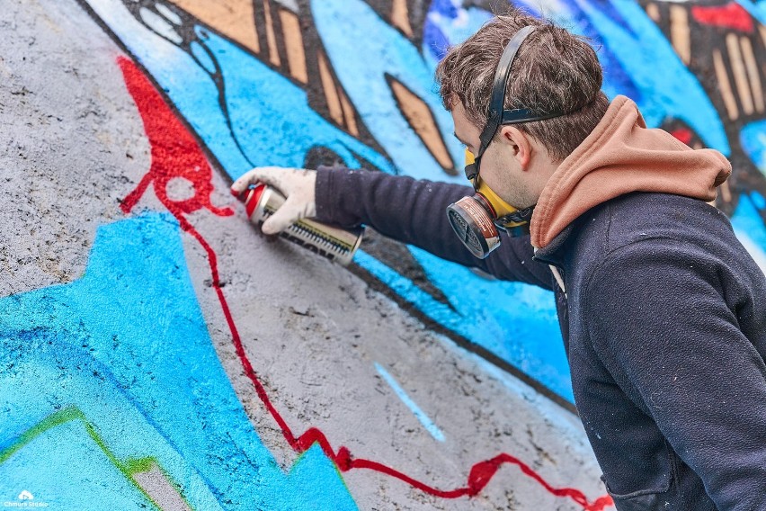Lębork. Patryk Łukaszuk i jego koledzy stworzyli nowe graffiti tuż obok "Bazy"