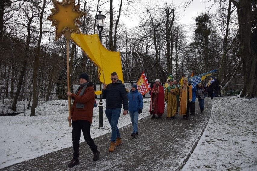 Orszak Trzech Króli 2022 przemaszerował ulicami w Wejherowie. W Kolegiacie pokłon Świętej Rodzinie oddali Kaszubi i Górale