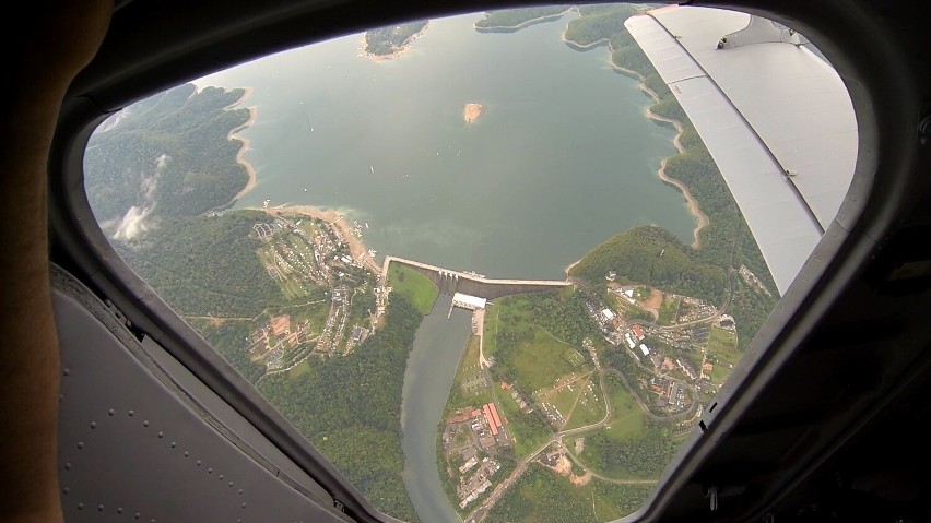 Spadochroniarze skakali do Jeziora Solińskiego. Spektakularny pokaz grupy Reaktor24 z Krosna [ZDJĘCIA]