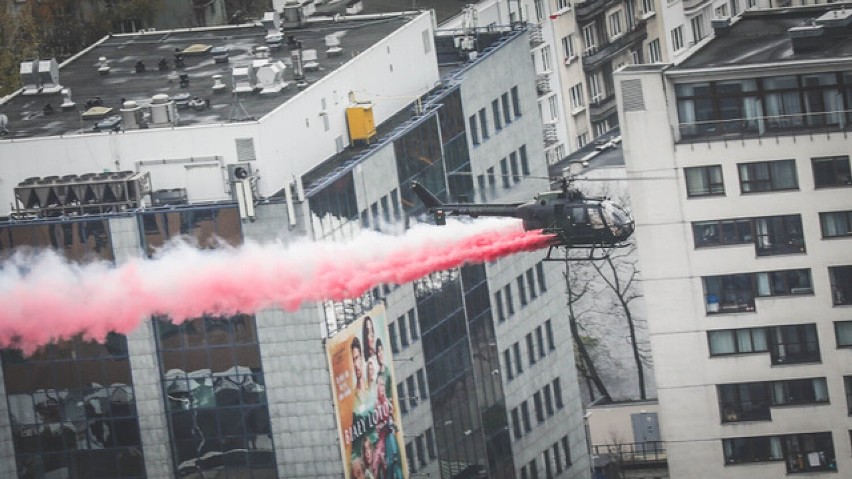 Lotnicy uczcili Święto Niepodległości specjalnym pokazem. Spektakularny lot nad Warszawą