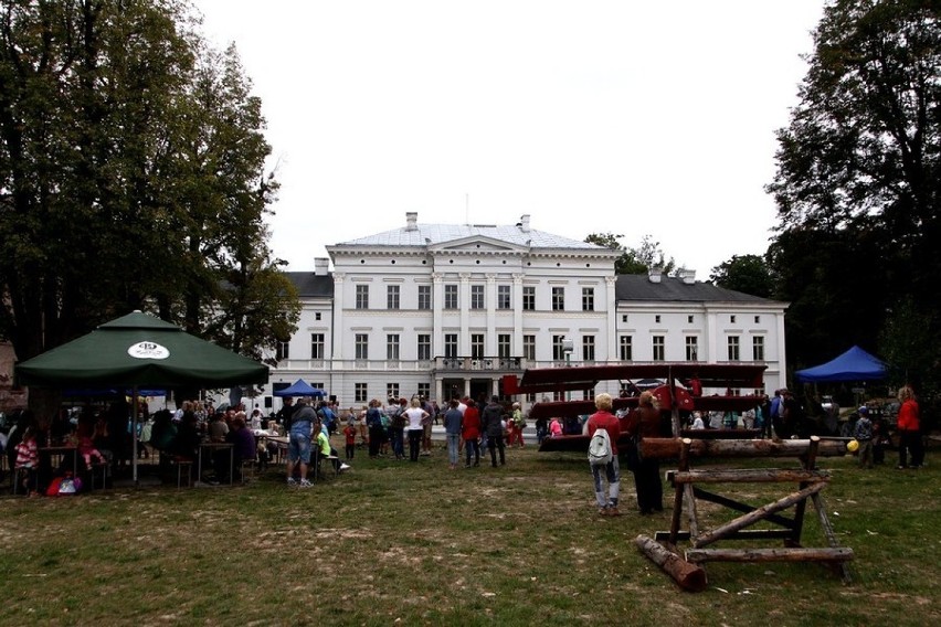 Na dziedzińcu Pałacu Jedlinka w Jedlinie-Zdroju odbyła się impreza plenerowa na zakończenie wakacji