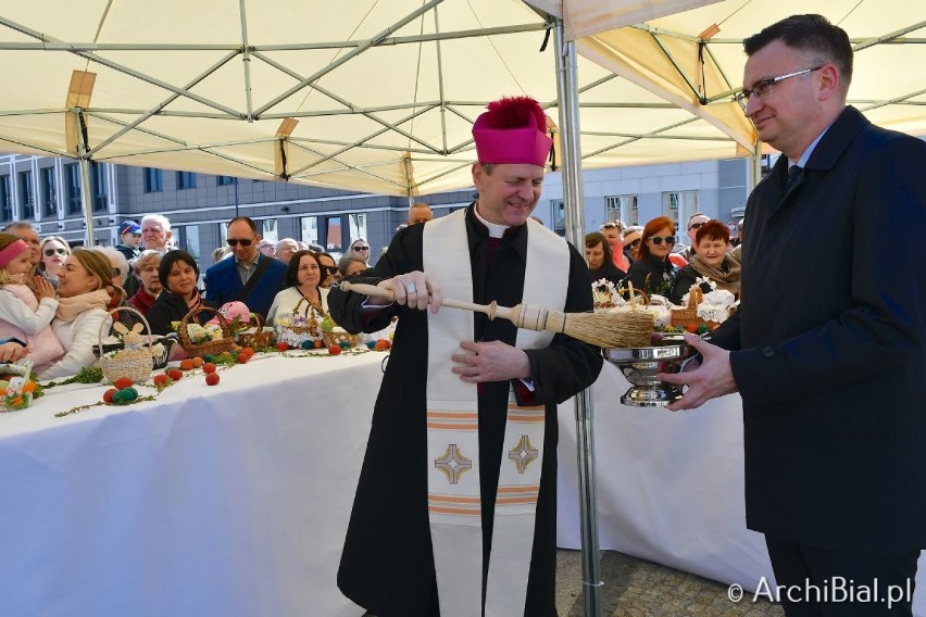 W Wielką Sobotę w południe abp Tadeusz Wojda poświęcił na...