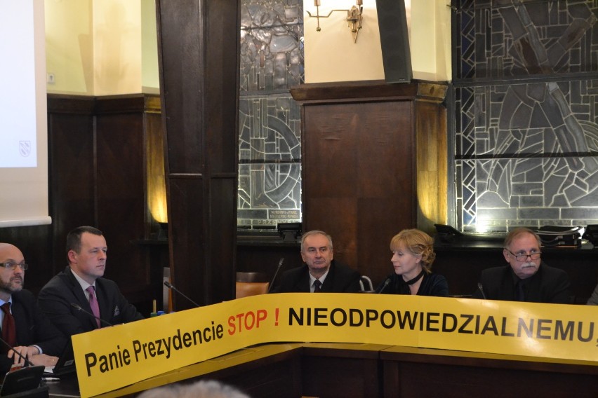 STOP zadłużaniu miasta Rybnika. Opozycja przyniosła wielki transparent