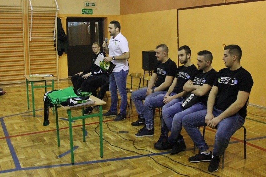 Pow. bełchatowski. Piłkarze GKS Bełchatów odwiedzili uczniów szkoły w Szczercowie