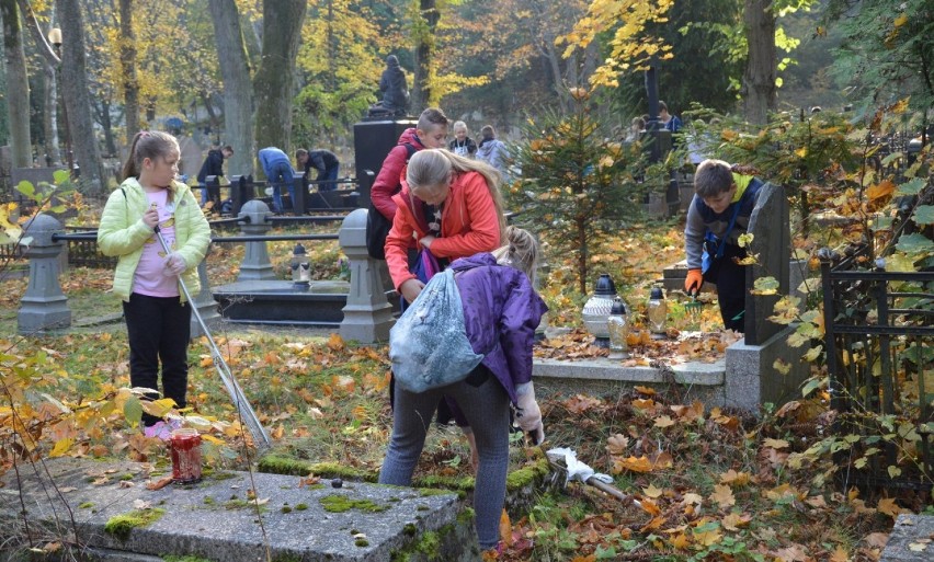 Sprzątali groby na cmentarzu przy ul. 3 Maja w Wejherowie