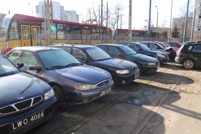 Urząd Miasta Łodzi ogłosił trzeci już przetarg na sprzedaż swoich starych aut. W pierwszym udało się sprzedać dwa, w drugim cztery, a pozostało jeszcze 21.

 Chętni na kupno samochodów mogą zgłaszać oferty do godz. 10.30 w dniu 9 czerwca do Wydziału Organizacyjno-Administracyjnego UMŁ przy ul. Piotrkowskiej 104 pok. 170. 

JAKIE AUTA WYSTAWIONO NA SPRZEDAŻ? ZDJĘCIA, CENY, ROCZNIKI NA KOLEJNYCH ZDJĘCIACH




