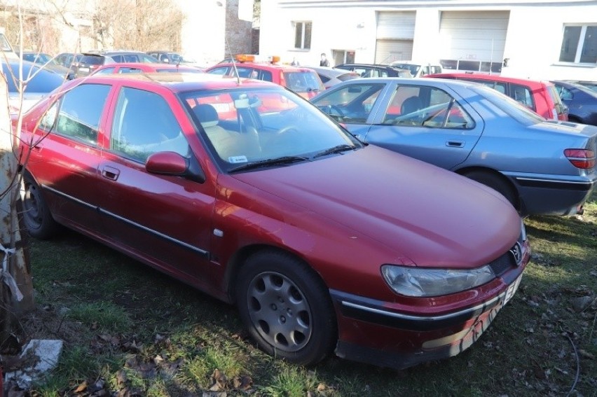 - Peugeot 406 2,0 rocznik 2000, cena wywoławcza 1750 zł
-...