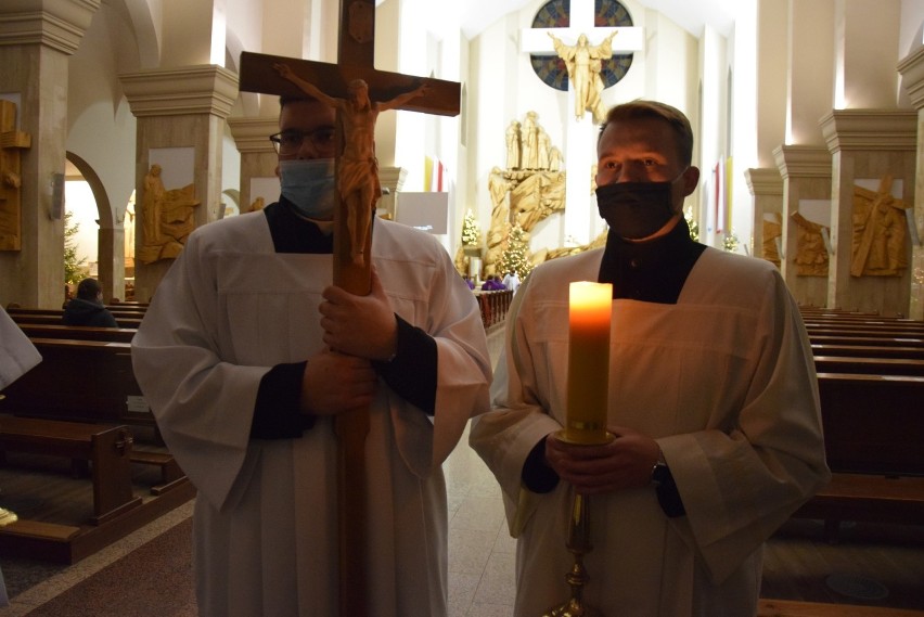 Ceremonie żałobne odbywają się w kościele Pierwszych...