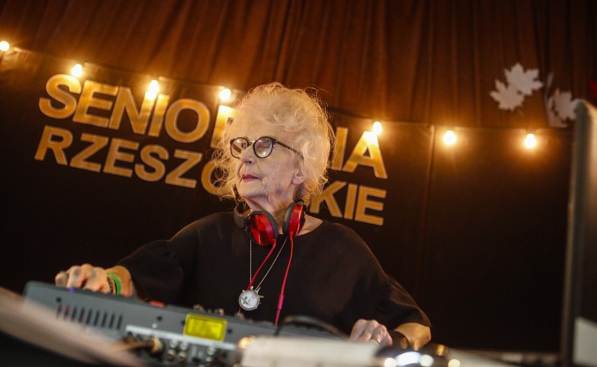 Potańcówka dla seniorów w Rzeszowie. DJ Vika rozkręciła zabawę. Senioralia rozpoczęte! [ZDJĘCIA]