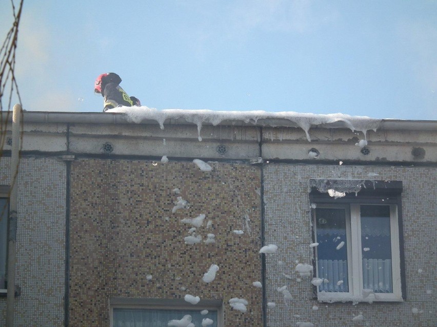Śrem - ocieplanie dachu bloku przy ul. 1 Maja zakończone pożarem