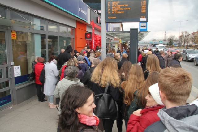 Pizza Hut Express zorganizowała Dzień Otwarty w lokalu przy ulicy Żytniej w Kielcach. Przed pizzerią utworzyła się ogromna kolejka - wszyscy mieli ochotę na darmową pizzę, którą tego dnia rozdawano.


 

