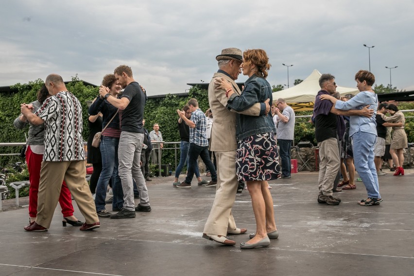 Kraków. Gorące Buenos na Rondzie Mogilskim. Otwarte lekcje tanga dla początkujących [GALERIA]