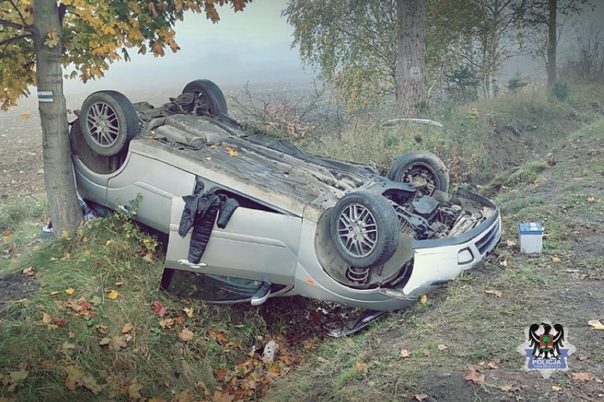 Wypadek pomiędzy Kamienną Górą a Jaczkowem. Kierowca bez uprawnień dachował
