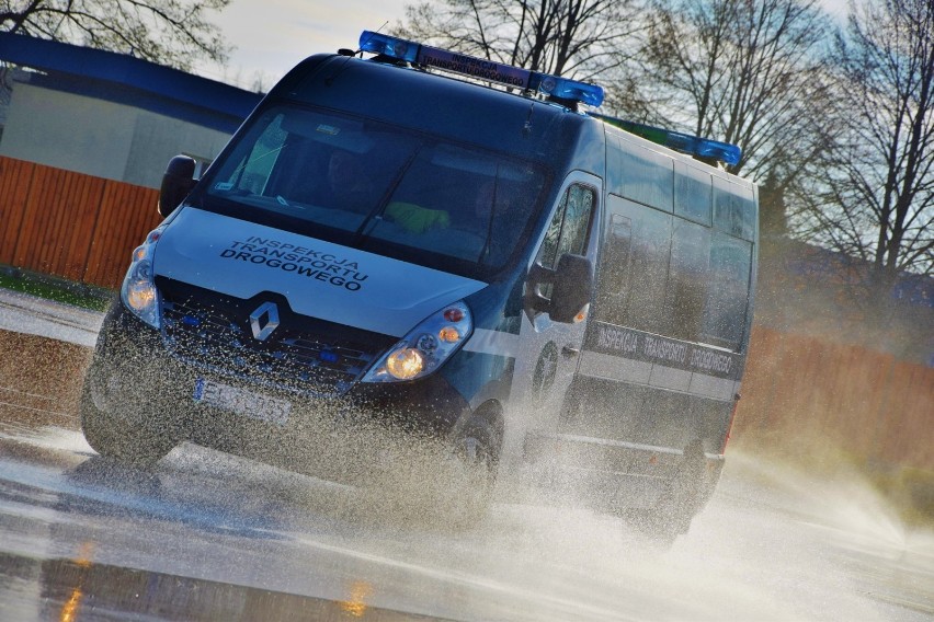 Inspektorzy transportu drogowego z całego Łódzkiego szkolili się w jeździe w Sieradzu