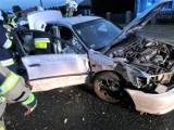 Groźna kolizja w Bogdańcu. Samochód osobowy marki Honda zjechał z jezdni i uderzył w drzewo 