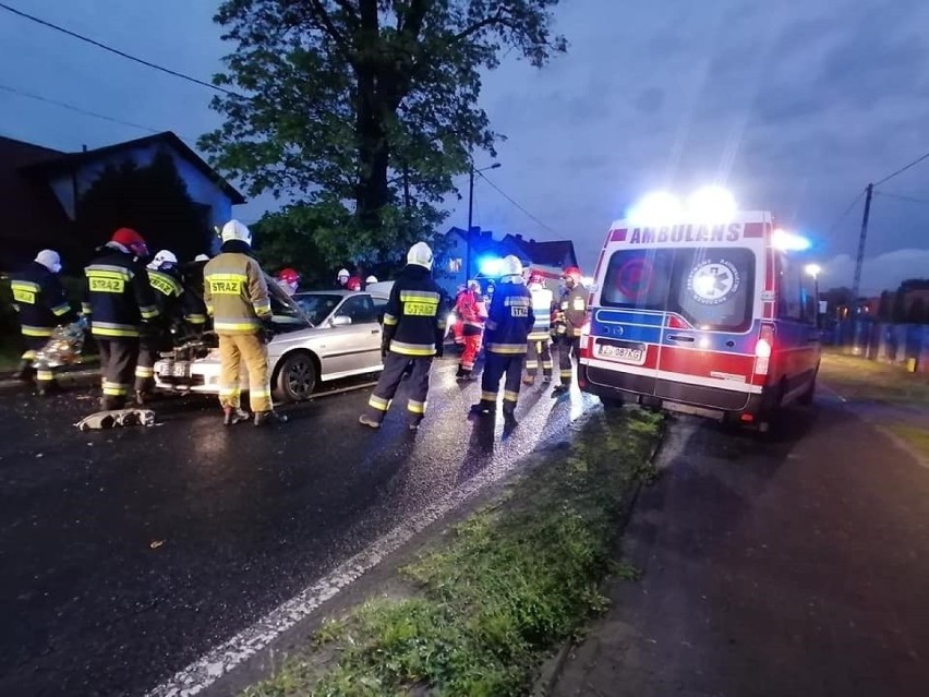 Trzy osoby z rozbitej hondy przewieziono do szpitala na...