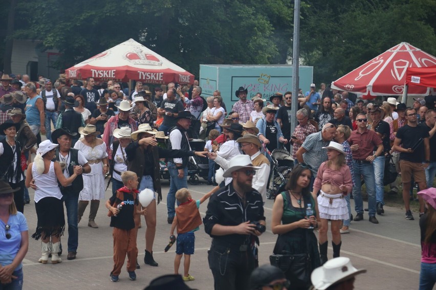 Drugi dzień XI edycji festiwalu Czyste Country ściągnął do wolsztyńskiego parku prawdziwe tłumy