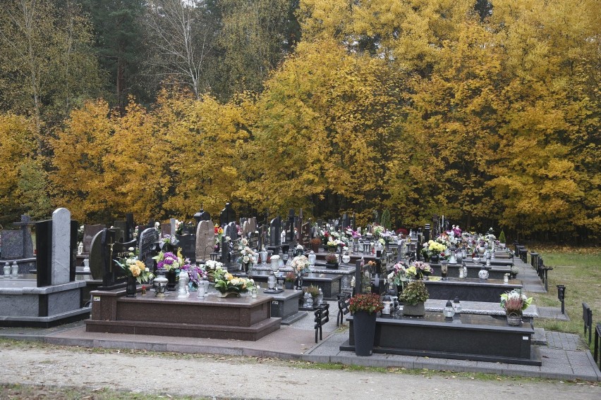 Jak wyglądają przygotowania do Wszystkich Świętych na cmentarzu we Włoszczowie?