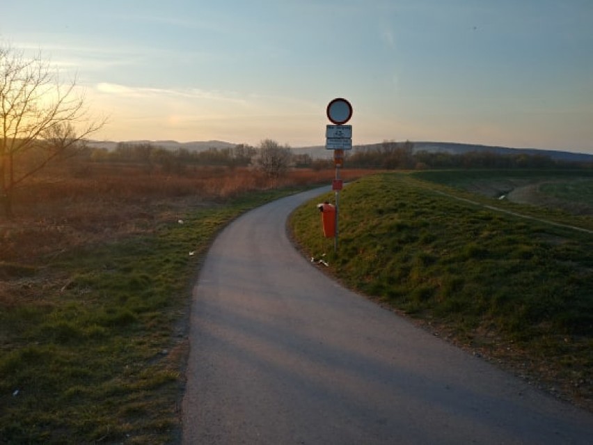 Nowy Sącz. Ścieżka rowerowa nad Dunajcem tonie w śmieciach. Nie wszyscy stosują się do obostrzeń [ZDJĘCIA]