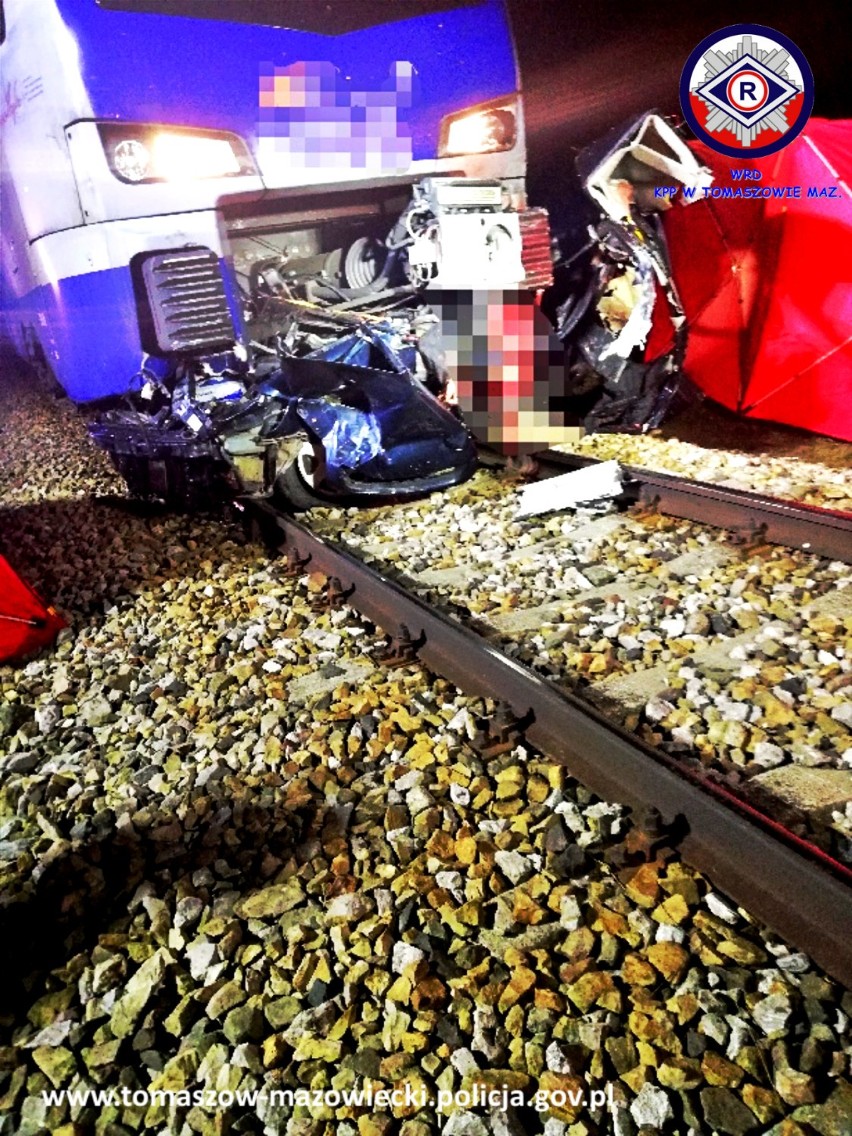 Tragiczny wypadek na przejeździe kolejowym w Ciebłowicach Dużych. Dwie osoby nie żyją [ZDJĘCIA]