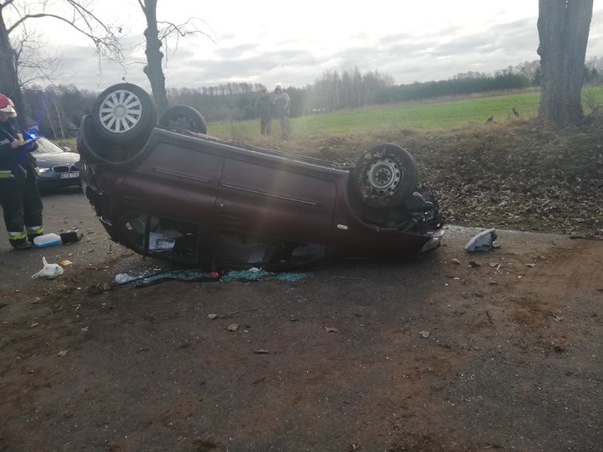 Groźny wypadek w Słomkowie. Samochód dachował 