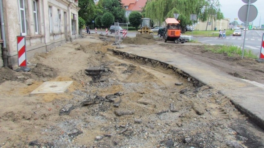 Góra. Trwa budowa ronda przy ulicy Podwale w Górze. Wykonawca prace zaczął od przebudowy chodników [ZDJĘCIA]