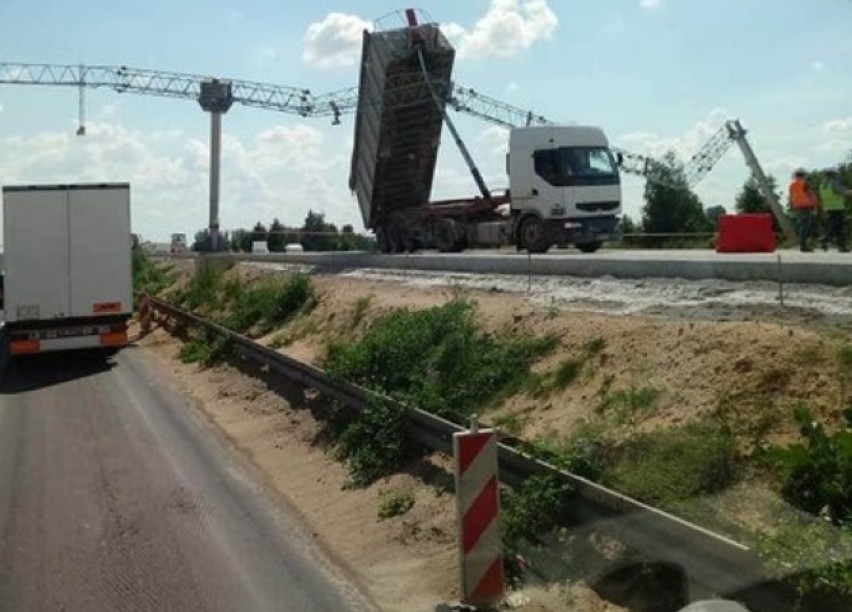 Autostrada A1 w Piotrkowie zablokowana. Ciężarówka uderzyła...