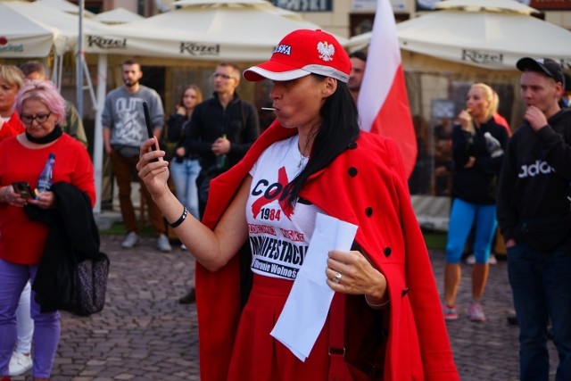 10 października na Rynku w Rzeszowie odbył się protest osób, które nie godzą się na obostrzenia rządu. Manifestowało ponad 100 osób. Wszyscy bez maseczek.