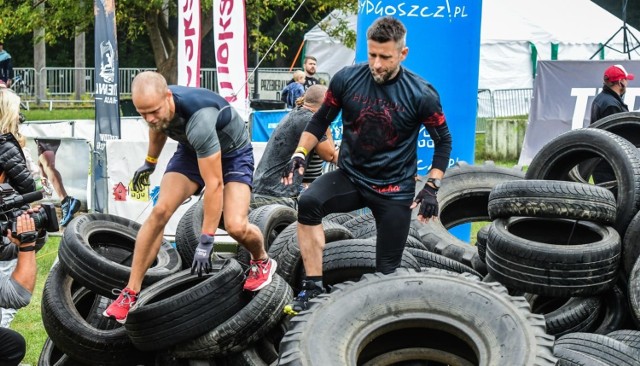 Niedziela od rana do wczesnych godzin popołudniowych w całości przeznaczona była dla uczestników najbardziej popularnego dystansu - 5 kilometrów z 30 przeszkodami. Na starcie stanęły całe rodziny oraz grupy znajomych. Wszyscy doskonale bawili się wspinając na drzewa, tarzając w błocie czy brodząc w mokradłach. 

ZOBACZ ZDJĘCIA Z MYŚLĘCINKA >>>>