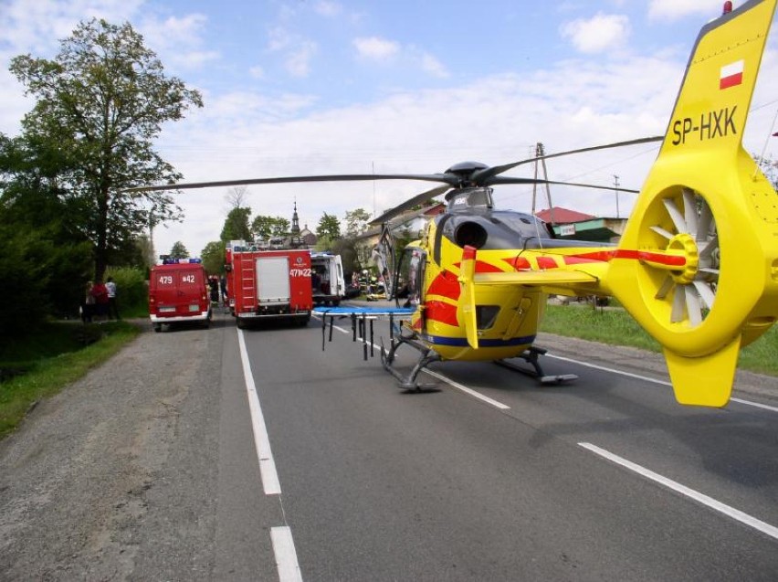 Zderzenie dwóch aut na K-74. Cztery osoby ranne. Wzywano helikopter LPR