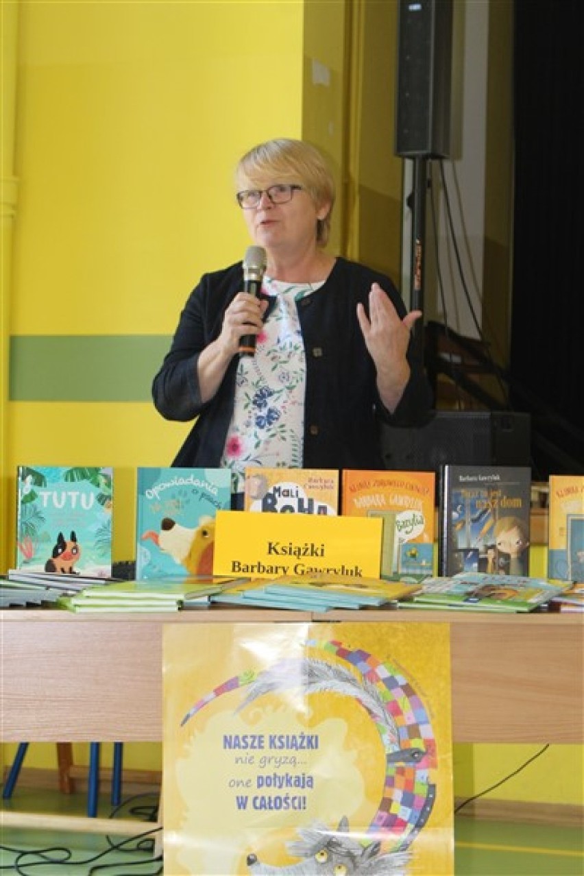 Barbara Gawryluk w szkole w Wicku mówiła o relacjach zwierząt i ludzi, które często porusza w swoich książkach
