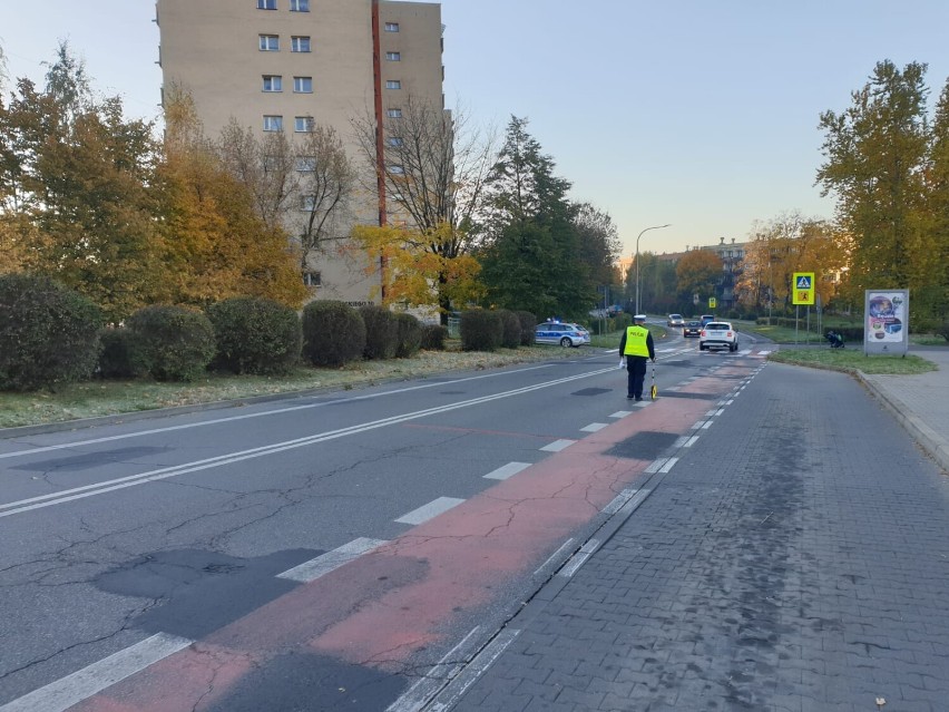 Wypadek w Będzinie. Samochód potrącił na pasach kobietę z 2-letnim dzieckiem. Do zdarzenia doszło na os. Syberka