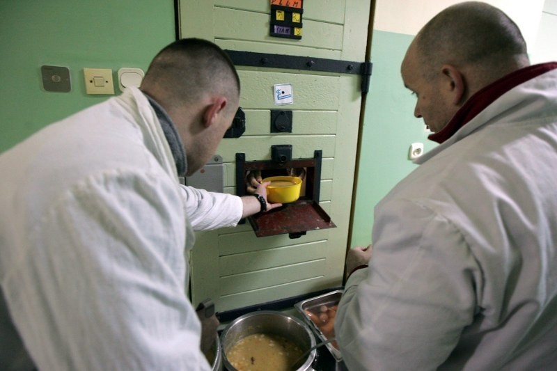 Więźniowie pracują też w kuchni.