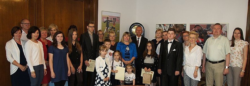 W inowrocławskim ratuszu nagrodzono laureatów konkursu "112 w trudnej sprawie..."