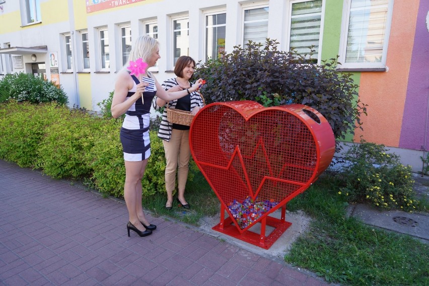 Człuchów. Zamontowano serce na nakrętki na ul. Szczecińskiej obok Miejskiej Biblioteki Publicznej 