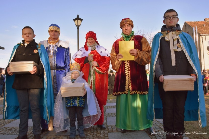 Orszak Trzech Króli w Żarach. Ulicami przeszło tysiące uczestników. Tak kiedyś wyglądał Orszak Trzech Króli