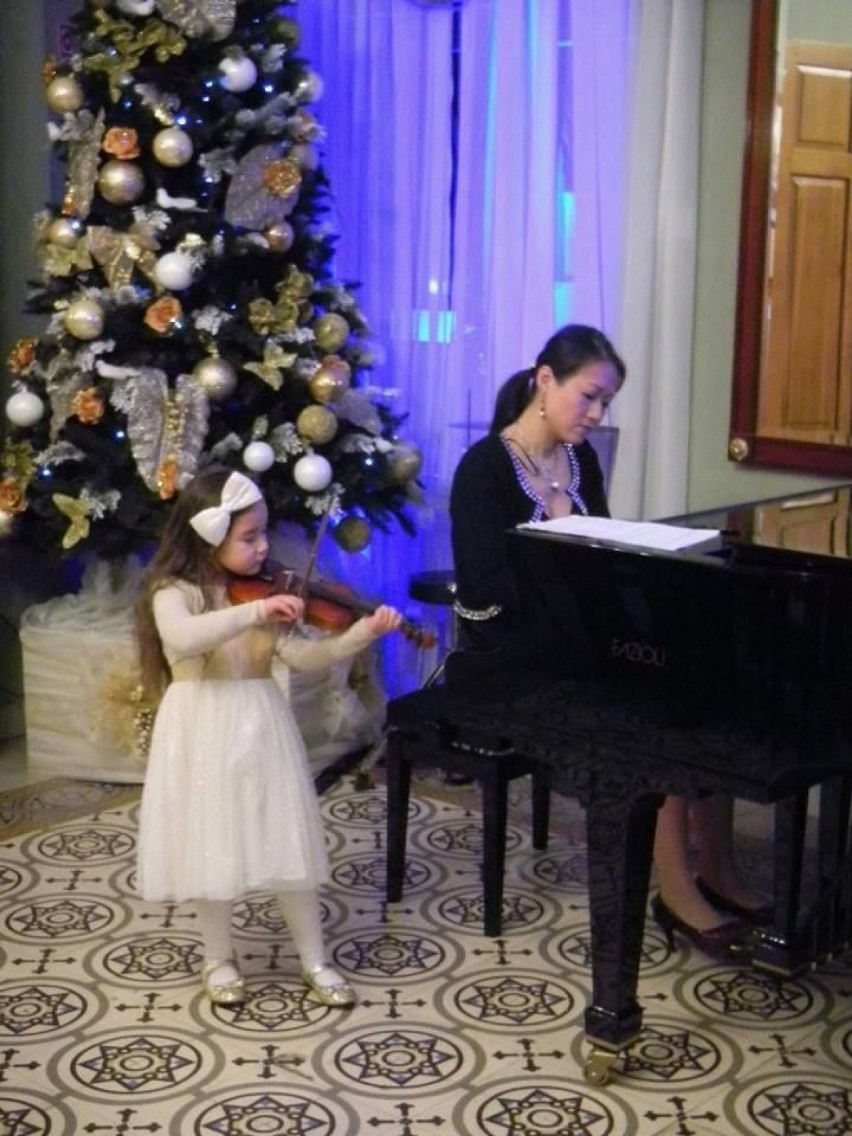 Miranda Konstancja gra na skrzypacach a jej mama Man Li...